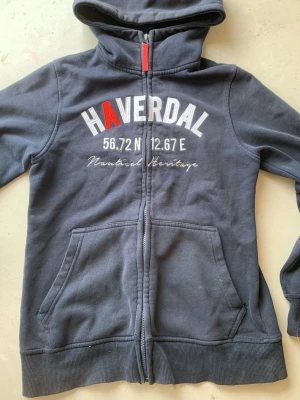 Mörkblå hoodie - Säger farväl till min bösta hoodie som ja hade hela 2024 det könns som att jag säljer mitt hjärta den ör köpt pp loppis bara så ni vet