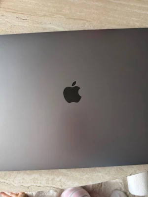 Space gray MacBook från Apple - Snygg och stilren MacBook i space gray med svart tangentbord. Där finns Touch Bar. Perfekt för studier, jobb eller kreativt skapande.