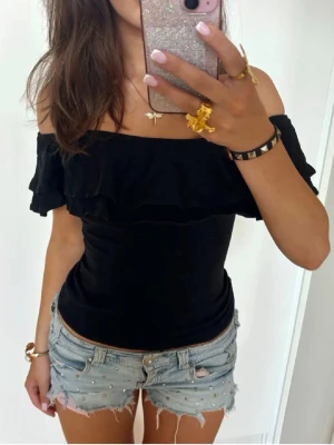 Svart Offshoulder volangtopp  - Såå fin svart Offshoulder volangtopp! Jag är 168 och det är mina bilder, köp via köp nu direkt eller Swish, kvar tills markerad som såld 💖 storlek står ej men passar xs