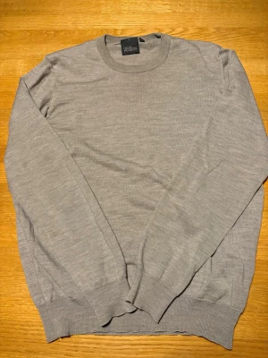 Oscar Jacobson sweatshirt  - Snygg stickad sweatshirt från Oscar Jacobson i S. Den är i mycket fint skick ! Hör av er vid funderingar MVH