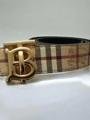 Burberry bälte 110cm - Burberry bälte som kan vändas till svart.