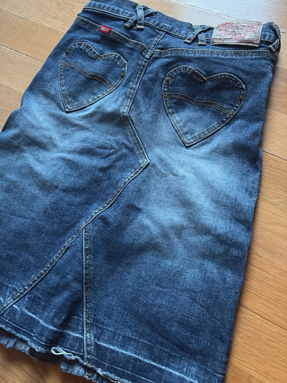 Jeanskjol med hjärtformade fickor