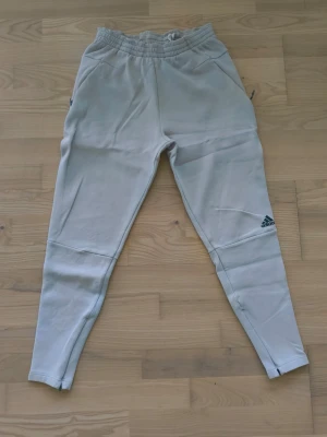 Adidas Byxa  - Säljer ett par riktigt snygga adidas byxor  i storlek XS ✅ Den är i bra skick utan hål osv men har ett märke som kan ses i sista bilden ♣️ Skicka DM för fler frågor 🔥 / Mvh