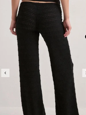 Svarta virkade leggings med vida ben - Snygga svarta leggings med virkad struktur och vida ben. Dom är helt utsålda på hemsidan. Andvända 1 gång. De är uppsprättade längst ner så dom blev längre passar mig som är 170!