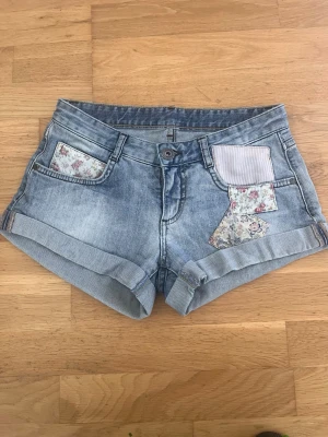 Jeans shorts Vila strl XS - Jeansshorts från Vila i strl xs. Lågmidjade. Se bilder för mått. Material: bomull och elastan. 