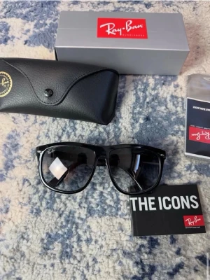 Rayban boyfriends - Svarta Rayban boyfriend i bra skick!!