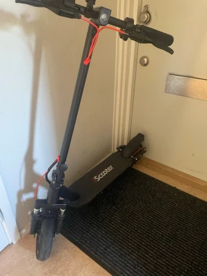 Elscooter  - Sprillans ny ISCOOTER köpt 26 juni har fyra modes kör 40km/h allt är perfekt med scootern bara att bakhjulet måste bytas för att den har fått punktering men det är billigt och köpa. Originala priset på scootern är 4000kr men säljer för 3700 på grund av bakhjulet mindre använd än 1 månad. Om du har mer frågor skriv bara till mig. 😁