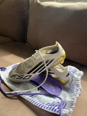 Vita Adidas F50 fotbollsskor - Säljer ett par äkta vita Adidas F50 fotbollsskor med storleken 42 2/3  jag har även andvänt skorna bara 2 gånger så skicket är helt som ny köpt för 2900kr. Perfekta för dig som vill ha speed och stil på planen. 