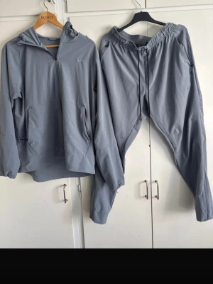 Grått träningsset från Nike - Storlek M i både byxor och tröja köpet för 2500kr mitt pris 1200kr