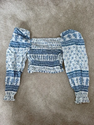 Blommig croppad blus  - Söt croppad blus med blått blommönster, kommer ej till användning längre :)