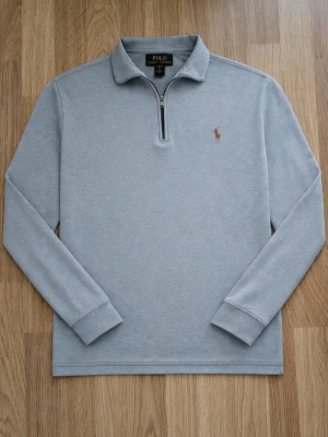 Ralph Lauren 1/4 zip - Tjena, jag säljer en riktigt snygg Ralph Lauren 1/4 zip. Den är i mycket bra skick och har inga fläckar eller skador😁 Den är självklart äkta✅ Skicka om du har några frågor och kom gärna med bud😄