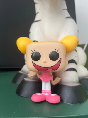 Funko Pop figur Dexter's Laboratory Dee Dee - Säljer en Funko Pop vinylfigur föreställande Dee Dee från Dexter's Laboratory.  Har inte en liksom sak hon kan stå på