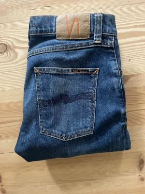 Blå jeans från Nudie Jeans - Nudie jeans! Modell= Lean Dean! Snygga jeans med en en clean fade! Modellen passar även större storlekar! Ändå upp till W28-W29! ‼️OBS‼️ W26 L32! Hör av er vid minsta fundering! 