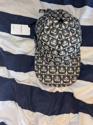 Ferragamo keps - Helt ny! Går ner i pris vid snabb affär!
