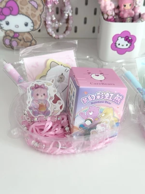 Kawaii lunch box / mystery box  - En lunch box innehåller: En mystery box ( Carebear, Miffy eller Hello Kitty fox )  Ett armband ( Elastiskt eller med kedja ca 16-18cm ) Obs! Metall färg väljs vid utcheckning En bläckpenna Ett djur post it lappar  Ett hårspänne Ett pack med 10 klistermärken  Obs! Alla möjliga färger finns och vid köp av detta så accepterar du att allt är slumpmässigt ( armbanden är där emot i rosa, lila och vit endast )