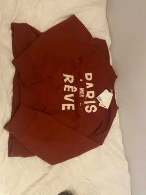 Vinröd sweatshirt med tryck - Snygg och helt ny 