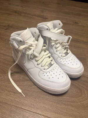 Nike Air Force 1 mid  - Klassiska helvita Nike Air Force 1 mud