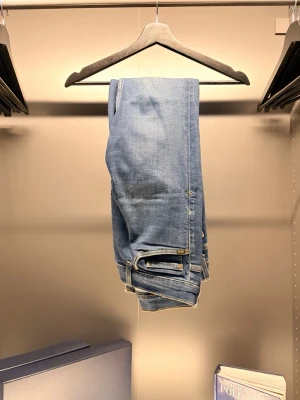 Tiger of Sweden  - Snygga blå jeans i modellen Evolve med raka ben och klassisk femficksdesign. Jeansen har en tidlös tvätt och är tillverkade i bomull. Perfekta för dig som gillar en enkel och stilren look.