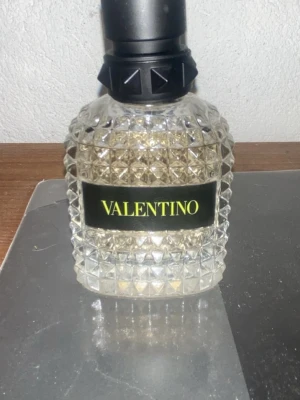 Valentino yellow dream parfym sampels 3 ml  - Snygg parfym från Valentino i en genomskinlig glasflaska med rutmönstrad struktur och svart etikett med gul text. Flaskan har en svart kork med detaljer. Perfekt för dig som gillar exklusiva dofter och stilren design.