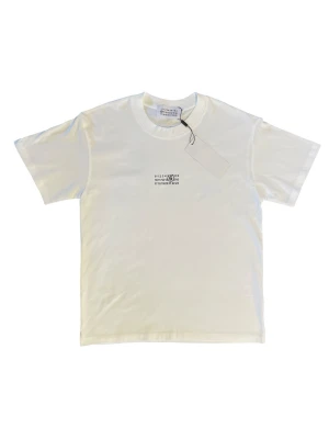 Maison Margiela T-shirt - Säljer denna fina helt oanvända vita tröjan med  MM6 tryck. Tröjan är i storlek S. Perfekt nu inför sommaren! Köpt från Vinted. Hör av er ifall ni har några frågor! ⚜️⭐️⛱️