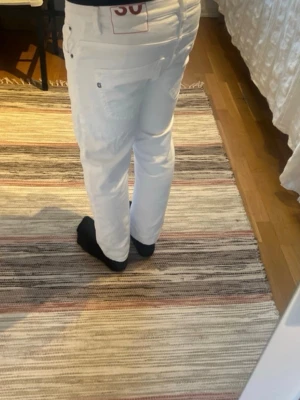 *Vita Dondup Jeans* - Ett par stilrena Jeans från Dondup, mycket passande nu till sommaren. Storleken är följande: W30/L30. Nypris ~ 4000kr. Hör av dig vid frågor!