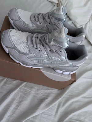  Asics gel nyc creme/cloud grey -  Asics gel nyc creme/cloud grey i strl 45 men passar 44 hör gärna av er vid frågor