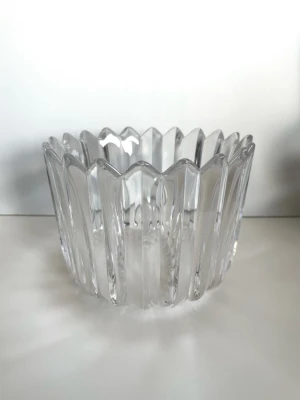 Orrefors - kristallskål med vågig kant - stor! - Stilren stor kristallskål från Orrefors med vågig kant och räfflad design. Skålen är genomskinlig och har en klassisk, elegant form som passar perfekt som dekoration eller serveringsskål. Märkt med Orrefors Sweden. 17cm hög och 23cm i diameter. Robust (och tung) tidlös klassiker som passar i varje hem. Nypris ca 4000:-. Mycket gott skick. 