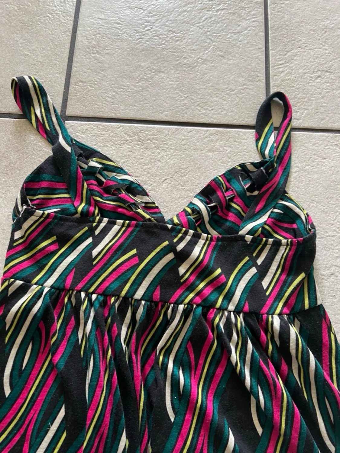 Randig ärmlös topp  med knyt storlek M/L - 4