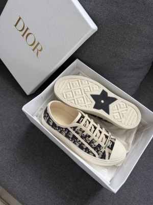 Walk n dior - Säljer mina skor som jag haft endast en sommar och tröttnat på dom, dom är inte slitna alls och ser som nya ut då jag tvättat dom, skriv för fler frågor💕💕