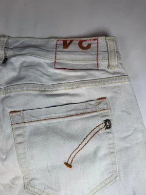Dondup jeans vita - Säljer ett par vita dondup jeans i väldigt bra skick   De öron storlek W/L - 30 Dessa är hyfsat svåra att få tag på i denna färg, väldigt eftertraktade + de är väldigt trendiga! Självklart äkta ✅nypris ~3600kr