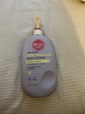 EOS 24H Moisture Body Lotion Vanilla - EOS shea better 24H Moisture Body Lotion i doften vanilla cashmere (473 mL). Innehåller 7 närande oljor och smör för att ge långvarig återfuktning till torr hud. Flaskan är ljuslila med pump och har en modern, rundad form. Jag köpte den från Amazon för 280 kr och är inte använd alls. Doften passade inte mig och var inte som jag förväntade mig🤍