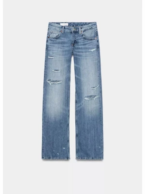 Populära ZARA-jeans med hål - Säljer de virala och slutsålda ZARA-jeansen i storlek 42 ✨  Köpte av misstag två par, så nu får ett par hitta ett nytt hem. Jeansen är helt oanvända och har fortfarande prislappen kvar 🌸  Perfekta om du missade dem när de fanns i butik!  Hör gärna av dig om du har frågor eller om du vill lägga ett bud!💌