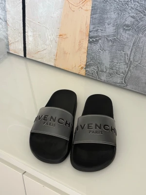 Svarta slides från Givenchy - Snygga slides från Givenchy. Använda en gång. Kommer med dustbags