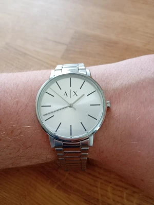 Armani Exchange 42mm Herrklocka - Säljer en utsökt stilren herrklocka från Armani i absolut toppskick enligt bilder. Inga repor eller skador. Går bra med fungerande batteri, originalarmband i rostfritt stål, mineralglas, vattentät osv. Något kort länk. Modell: AX7138.  Nypris: 1400-2100 SEK Mitt pris: 689 SEK  Skriv vid frågor och se gärna mina andra annonser! Skapar gärna deals och paketpriser för just dina behov!   Skickas snabbt och spårbart med alla möjliga fraktsätt.  Armband / Strap Rostfritt stål Band Bredd (mm) 20 Band L