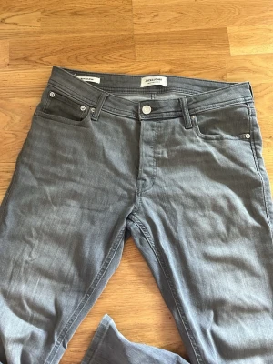 Grå slim fit jeans från Jack & Jones - Snygga grå slim fit jeans från Jack & Jones, modell Glenn. Storlek 32/30. Jeansen är tillverkade i mjukt denimtyg med lite stretch. Skriv vid funderingar🤝