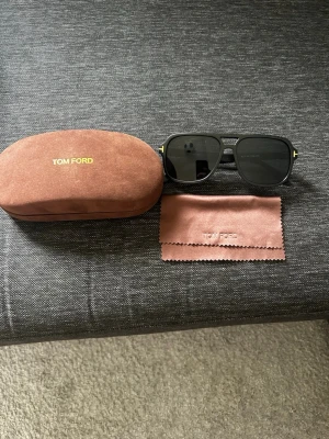  Tom Ford solglasögon - Tom Ford glasögon hör av er.Allt og kommer med