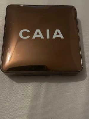 CAIA bronzer i färgen GOLD COAST  - Använd, men endast som ögonskugga då jag tycker att färgen inte passade min hudton! 💞💞/ intressekoll 