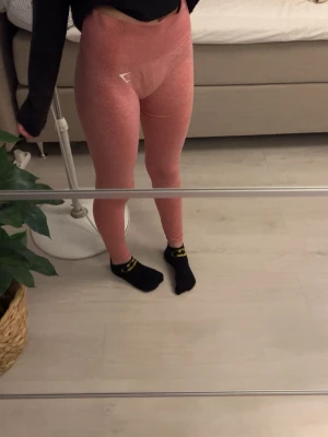 Rosa seamless leggings från Gymshark - Säljer ett par rosa träningsbyxor från gymshark.Byxorna är stretchiga och i ett fint skick.De är använda ett fåtal gånger.byxorna är storlek M men passar mig som har xs/s men passar nog M också då den är stretchiga!nypris 600