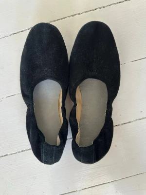 Ballerinaskor  - Skorna är töjbara och har extra gummisula påsatt hos skomakare. 