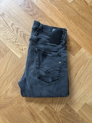 Replay anbass - Hej! Säljer dessa sjukt feta replay jeans i modellen anbass//anbass är en riktig populär modell men de är inte så konstigt då de sitter sjukt snyggt på en//jeans är i mycket fint sick//storlek W29 L34//färgen är grå/svart//hör av er om ni har frågor eller liknade!🤩