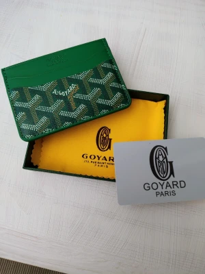 Grön korthållare från Goy4ard  - Snygg grön korthållare från Goy7th