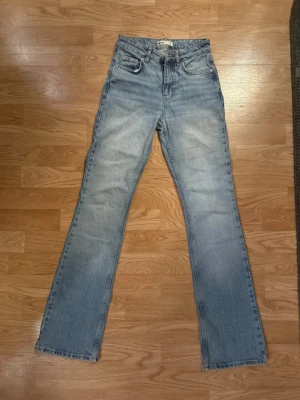 Ginatricot jeans  - Jeans från Ginatricot  Öppen för bud vid snabb affär. Paketpris vid köp av flera plagg.🎀
