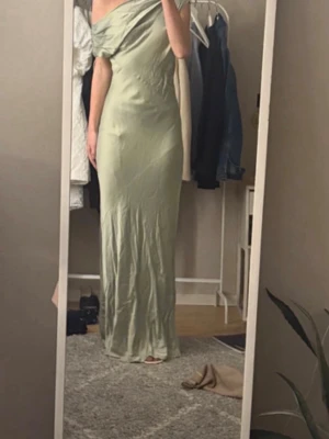 Ljusgrön klänning från  Twist & Tango  - 🌸Finnes ej kvar på hemsidan🌸.               orginalpris 2799kr mitt pris 2000kr 
