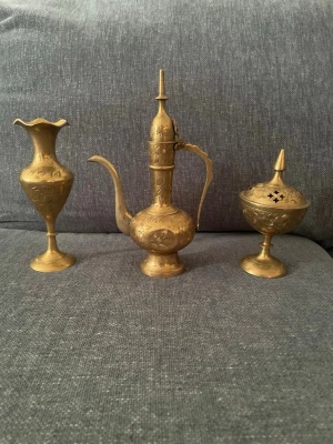 Set med orientaliska mässingsprydnader - Säljer ett set med tre orientaliska prydnadsföremål i mässing: en kanna med handtag och pip, en vas med vågig kant och en burk med lock. Alla delar har fina handgraverade mönster och står på fot. Perfekt som dekoration 🩷👌🏻