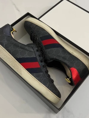Gucci Ace - Säljer nu mitt par Gucci ace för att ja har tröttnat på dem, köpte dem på Vinted där ja använde mig av artikelsverfiering vilket man ser på sista bilden. Detta bevisar att de är äkta. Nypris ligger runt 7000-8000kr, kom privat för fler bilder. Pris kan diskuteras!