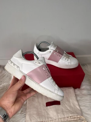 Valentino opens - Säljer dessa supersnygga valentino opens💫 | Skorna är i strl 37 , och är i 9,2/10 skick. | Dustbag medföljer 💫 |   Hör av er vid frågor☺️