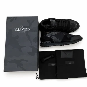 Valentino rockrunner - Valentino rockrunner, knappt använda. Allting medföljer. Priset ej satt i sten, kom dm för mer info!