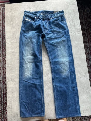 Blå raka jeans från Diesel  - Jeans från diesel i storlek. 29/30 sitter bra och även pyttelite längre än de ska på mig som är 175 cm och 70 kg. Skriv vid minsta lilla fundering.
