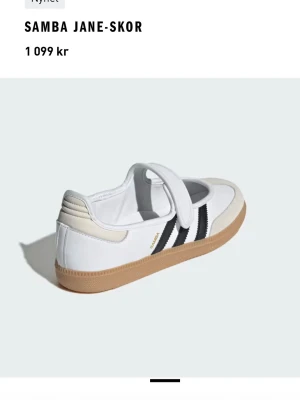 Adidas Samba Jane vita ballerinaskor - Helt nya !!  vita ballerinaskor från Adidas i modellen Samba Jane. Denna storlek e slutsåld på adidas hemsida 😊. Skorna har klassiska svarta ränder på sidan, beige mockadetalj vid tån och en brun gummisula. I Originalkartong. Ge prisförslag!