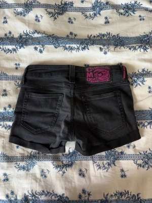 Fina jeans shorts från Weekday💛 - Fina svar/grå jeans short, gjort dom själv med själva jeansen från början är från Weekday. Dom är uppvikta och har en liten slitning på högra benet💛